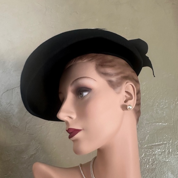 POSH 1940s' BLACK FELT WIDE BRIM HAT WITH BLACK/WHITE FEATHER TRIM - Picture 7 of 15